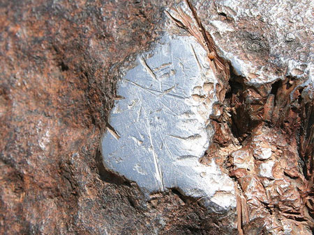 Beschädigte Stelle des Hoba-Meteoriten Beschädigte Stelle des Hoba-Meteoriten