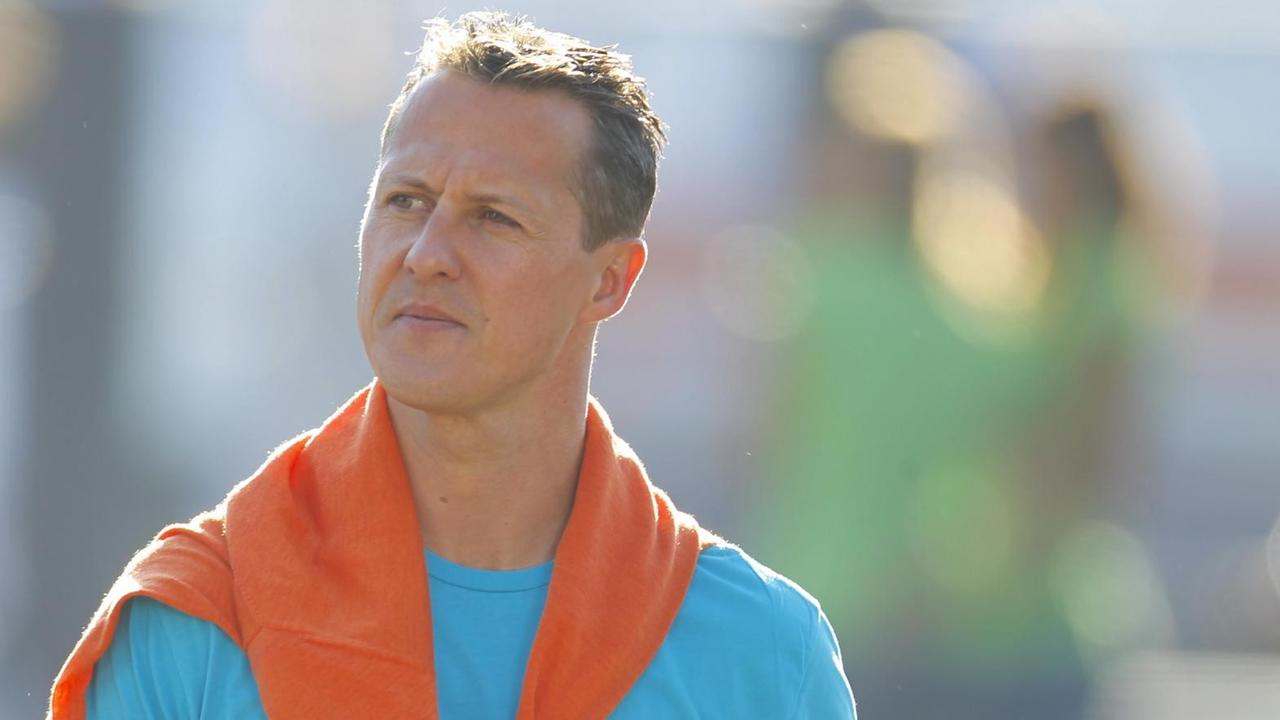 Michael Schumacher geht in Sportsachen spazieren. Michael Schumacher geht in Sportsachen spazieren.