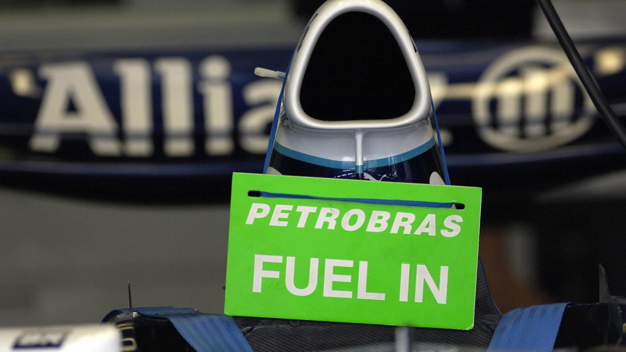 "Petrobas – Fuel In" steht auf einem Hinweisschild auf die Betankung an der Lufthutze an einem Williams Boliden