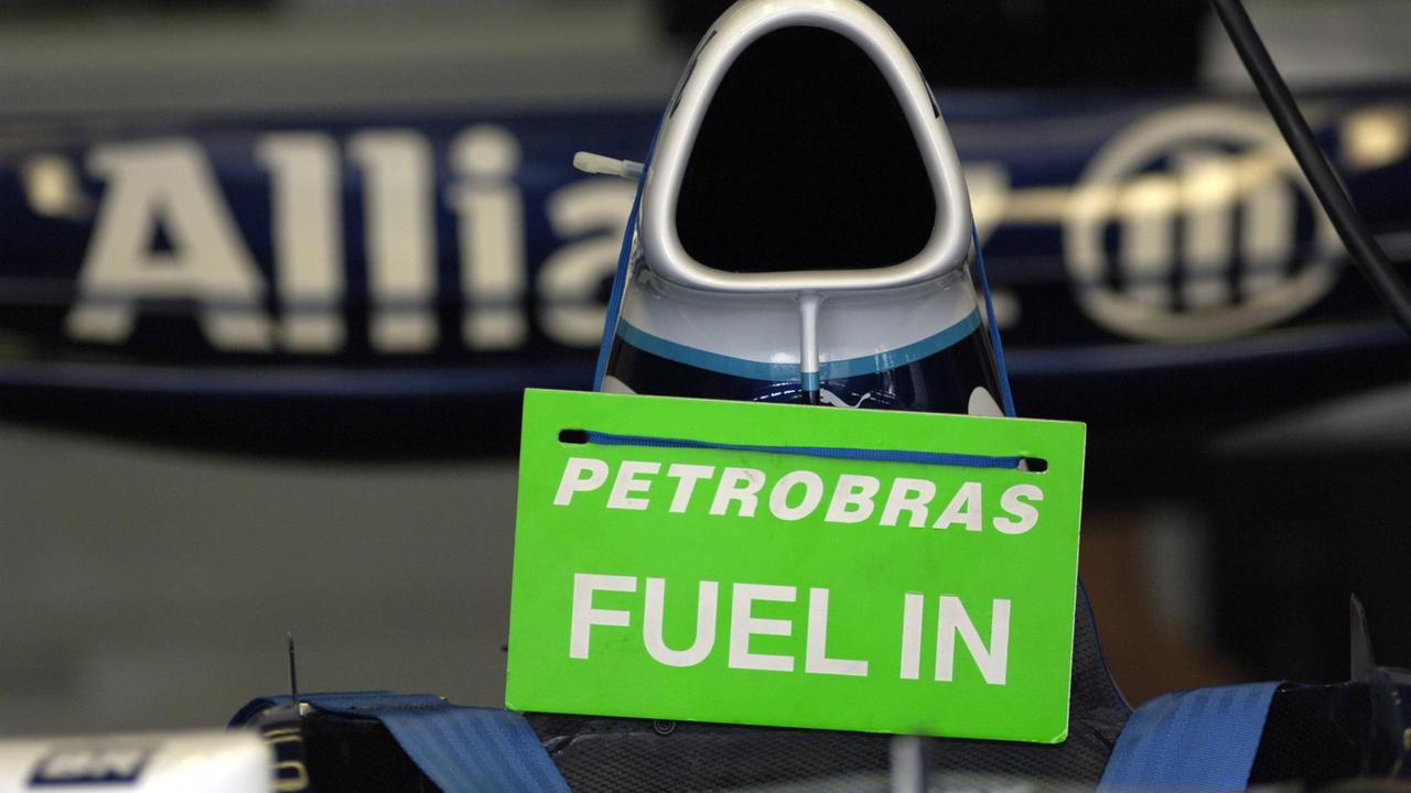 "Petrobas – Fuel In" steht auf einem Hinweisschild auf die Betankung an der Lufthutze an einem Williams Boliden "Petrobas – Fuel In" steht auf einem Hinweisschild auf die Betankung an der Lufthutze an einem Williams Boliden