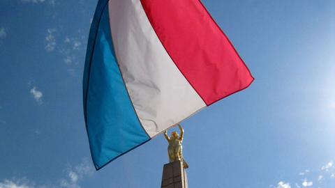 Blick auf das Monument du Souventir mit der luxemburgischen Flagge zur Erinnerung an die Gefallenen des Ersten und Zweiten Weltkriegs.
