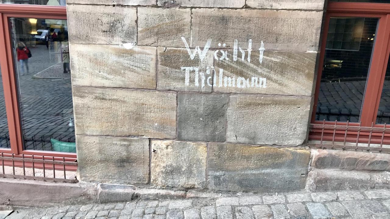 Schriftzug "Thälmann" - auf eine Marburger Hausmauer gesprüht