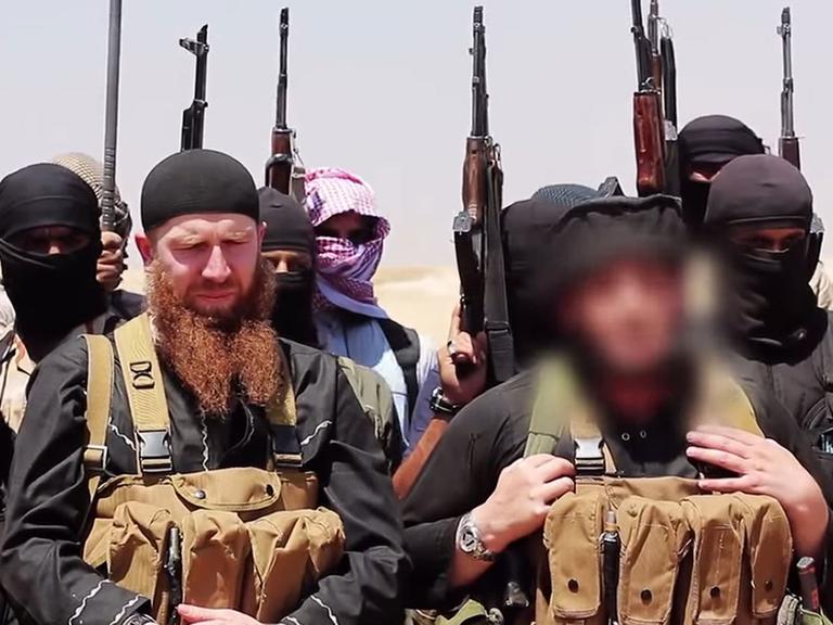 Ein von Dschihadisten ausgehändigtes Foto zeigt mutmaßliche Mitglieder der Terrorgruppe IS, darunter der Militärchef und gebürtiger Georgier Abu Omar al-Shishani (links)
