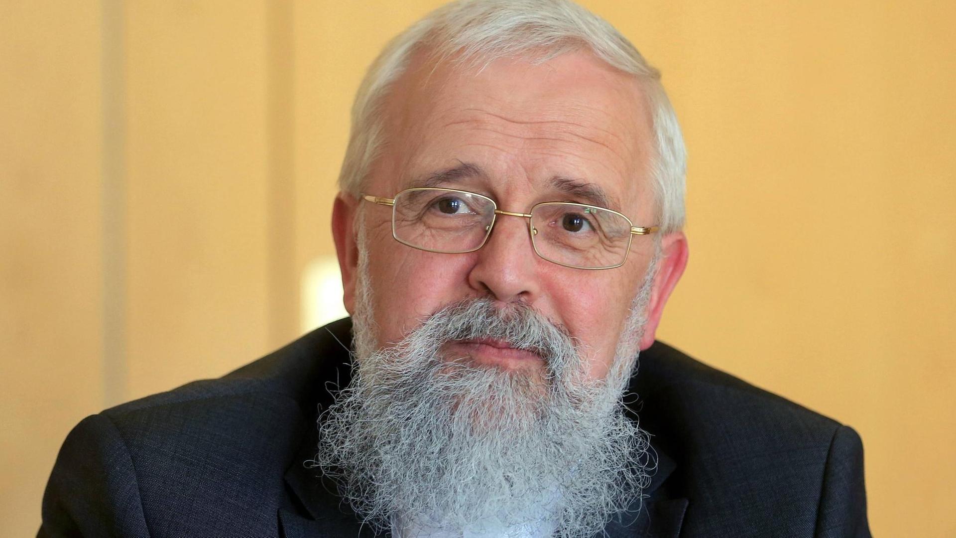 Der katholische Bischof des Bistums Magdeburg, Gerhard Feige, im Gespraech mit dem Evangelischen Pressedienst (epd) am 28.03.2017 in seinem Büro in Magdeburg. Der katholische Bischof des Bistums Magdeburg, Gerhard Feige, im Gespraech mit dem Evangelischen Pressedienst (epd) am 28.03.2017 in seinem Büro in Magdeburg.