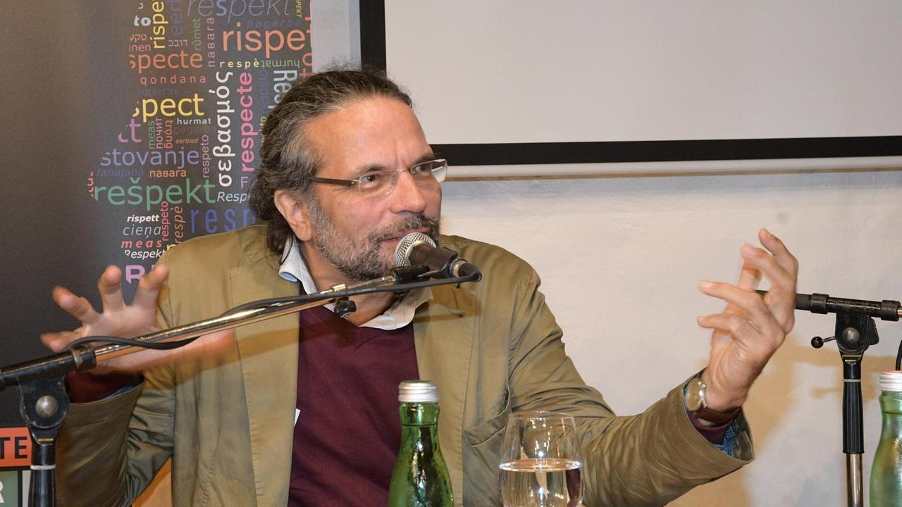 Dieses Bild zeigt den Philosophen und Professor für Kulturwissenschaft und Kulturtheorie Robert Pfaller, er gestikuliert am Diskussionstisch vor einem Mikrofon. Dieses Bild zeigt den Philosophen und Professor für Kulturwissenschaft und Kulturtheorie Robert Pfaller, er gestikuliert am Diskussionstisch vor einem Mikrofon.