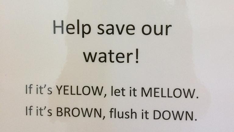 auf einem Zettel steht: Please don't flush