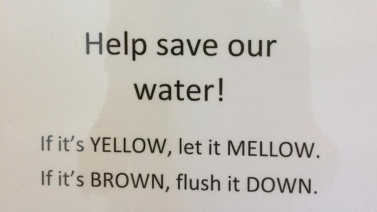 auf einem Zettel steht: Please don't flush auf einem Zettel steht: Please don't flush