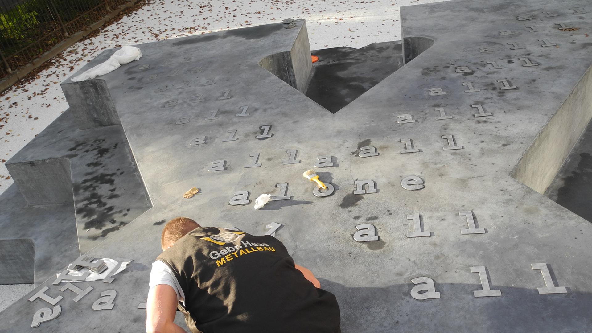 Ein Handwerker mit abschließenden Arbeiten am Denkmal für die Opfer des NS-Militärjustiz in Wien. Ein Handwerker mit abschließenden Arbeiten am Denkmal für die Opfer des NS-Militärjustiz in Wien.