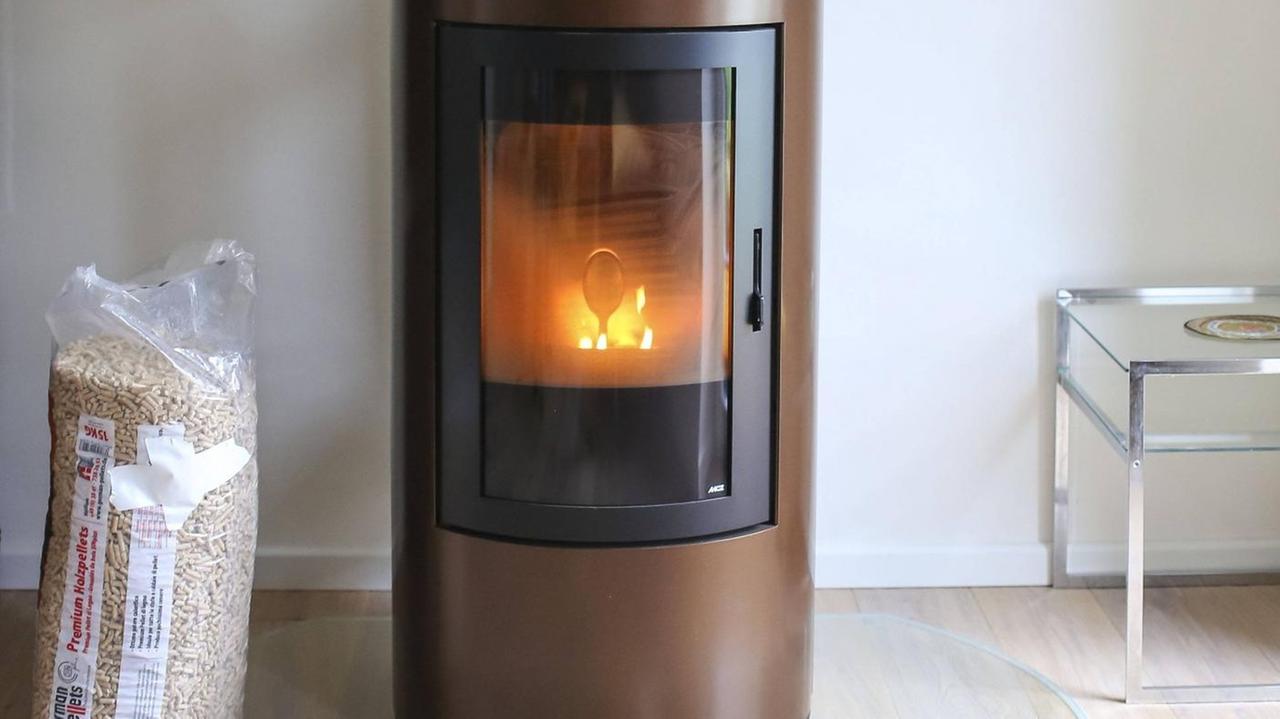 Brennende Pellets und Feuer in einem Pelletsofen. Brennende Pellets und Feuer in einem Pelletsofen.
