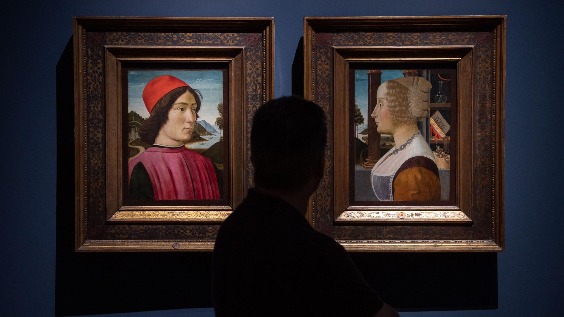 Ein Mann steht in Alten Pinakothek in München in der Ausstellung "Florenz und seine Maler - Von Giotto bis Leonardo Da Vinci" vor dem Bild "Bildnisdyptichon" von Domenico Ghirlandaio. Die Schau zeigt bis zum 27. Janur 2019 rund 120 Meisterwerke des 15. Jahrhunderts. Ein Mann steht in Alten Pinakothek in München in der Ausstellung "Florenz und seine Maler - Von Giotto bis Leonardo Da Vinci" vor dem Bild "Bildnisdyptichon" von Domenico Ghirlandaio. Die Schau zeigt bis zum 27. Janur 2019 rund 120 Meisterwerke des 15. Jahrhunderts.