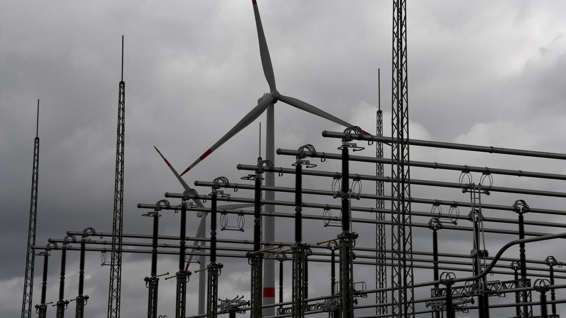 Eine Windkraftanlage hinter einem Umspannwerk. Eine Windkraftanlage hinter einem Umspannwerk.