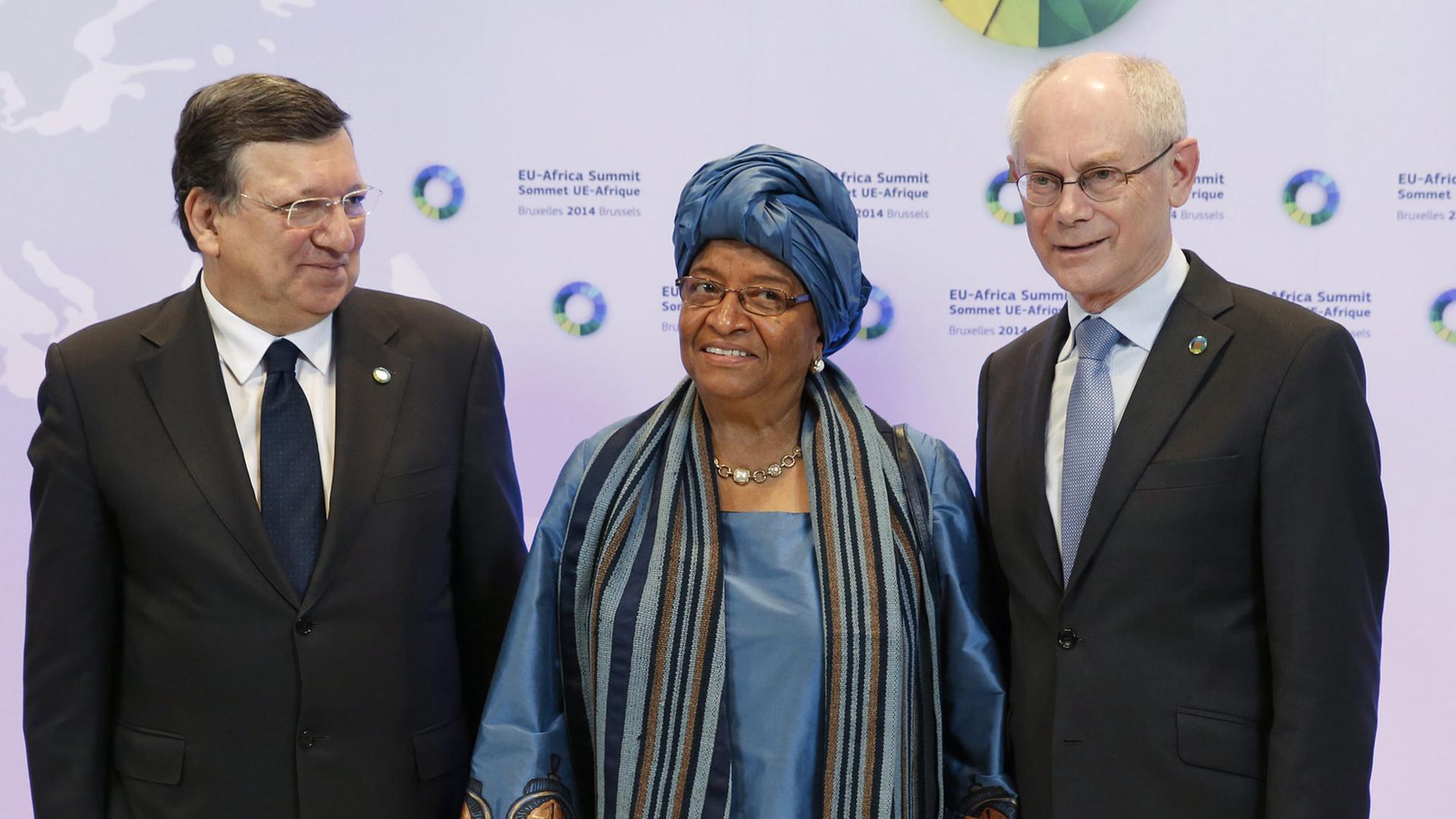EU-Kommissionspräsident José Manuel Barroso, Ellen Johnson, Präsidentin von Liberia, und Herman Van Rompuy, Präsidenten des Europäischen Rates, auf dem EU-Afrika-Gipfel in Brüssel. EU-Kommissionspräsident José Manuel Barroso, Ellen Johnson, Präsidentin von Liberia, und Herman Van Rompuy, Präsidenten des Europäischen Rates, auf dem EU-Afrika-Gipfel in Brüssel.