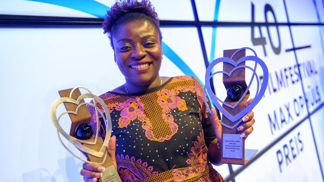 Joy Alphonsus steht nach der Preisverleihung des 40. Filmfestival Max Ophüls Preis mit den Trophäen für den besten Schauspielnachwuchs und dem Preis für den gesellschaftlich relevanten Film, den der Film "Joy" erhalten hat, auf der Bühne. Joy Alphonsus steht nach der Preisverleihung des 40. Filmfestival Max Ophüls Preis mit den Trophäen für den besten Schauspielnachwuchs und dem Preis für den gesellschaftlich relevanten Film, den der Film "Joy" erhalten hat, auf der Bühne.