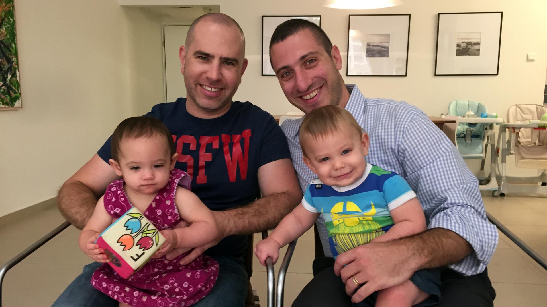Lior Shohat (l) und Yehoshua Gurtler (r) haben in ihrer Wohnung in Tel Aviv, Israel, ihre Kinder Noa (v.l) und Juval auf dem Schoß. Gurtler ist religiöser Jude und schwul.