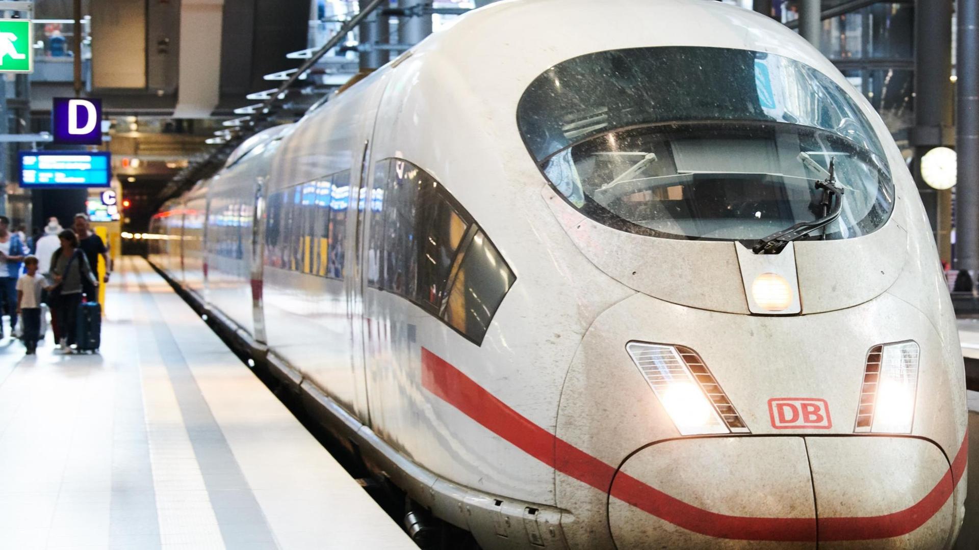 Ein ICE der Deutschen Bahn aus München fährt in den Hauptbahnhof ein. Ein ICE der Deutschen Bahn aus München fährt in den Hauptbahnhof ein.