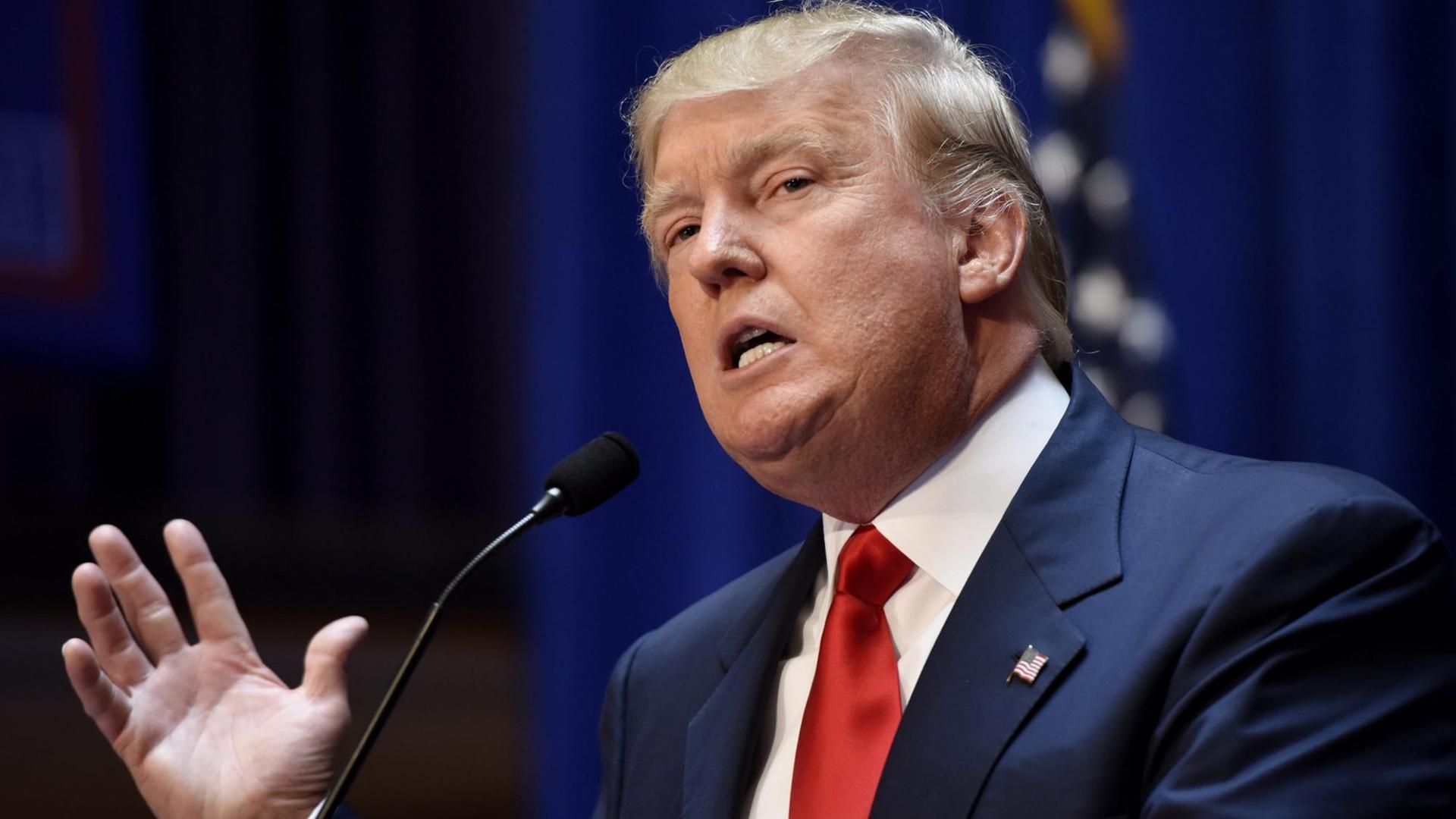 epa04802877 Businessman Donald Trump announces that he is running to be president of the United States during an event in New York, New York, USA, 16 June 2015. Real estate mogul and reality television star Donald Trump said he is running for US president. Trump, who has toyed with seeking the nation's highest elected office for years, dismissed the 11 other Republican candidates seeking the centre-right party's nomination for the 2016 presidential elections by declaring that politicians cannot solve the US' economic problems. EPA/JUSTIN LANE epa04802877 Businessman Donald Trump announces that he is running to be president of the United States during an event in New York, New York, USA, 16 June 2015. Real estate mogul and reality television star Donald Trump said he is running for US president. Trump, who has toyed with seeking the nation's highest elected office for years, dismissed the 11 other Republican candidates seeking the centre-right party's nomination for the 2016 presidential elections by declaring that politicians cannot solve the US' economic problems. EPA/JUSTIN LANE