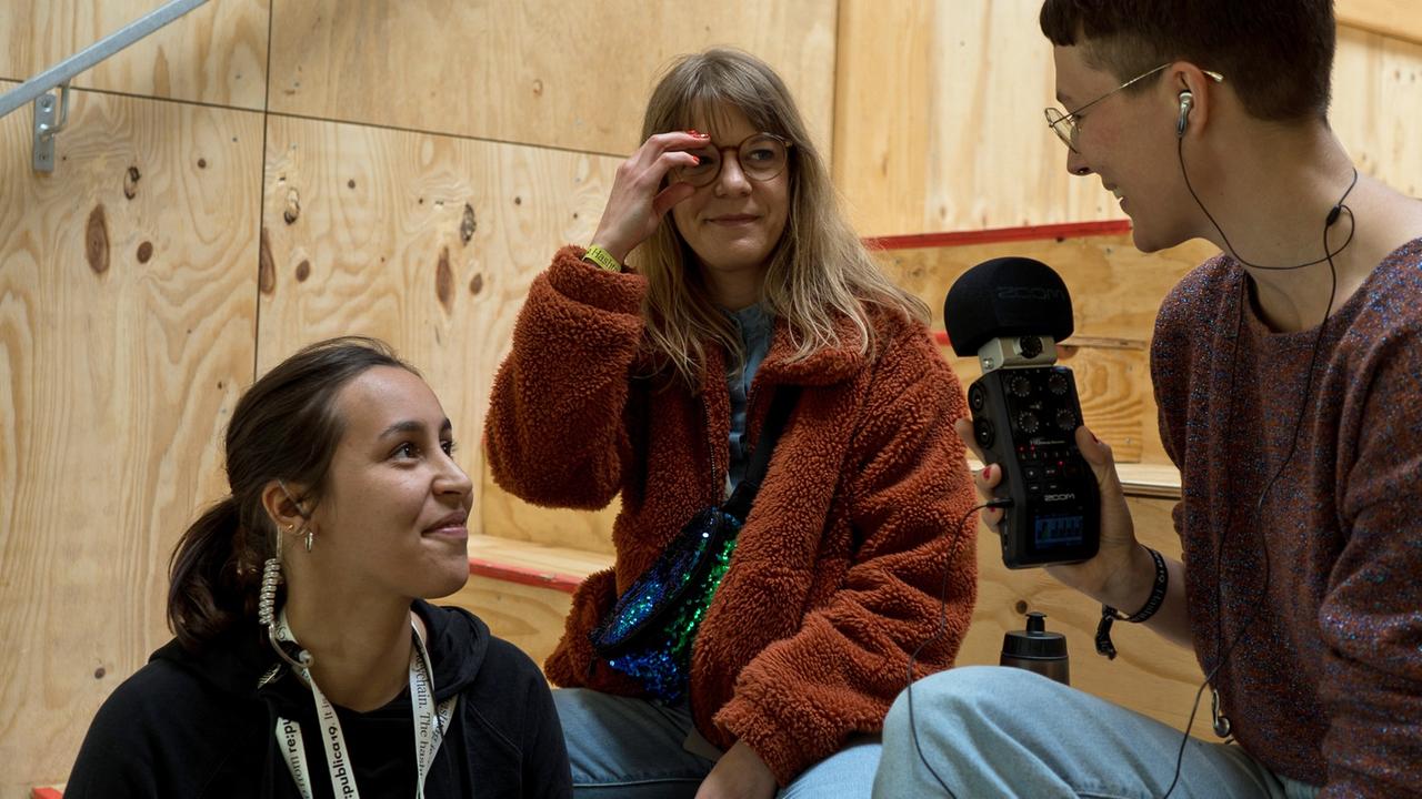 Die Programmgestalterinnen Rebecca Meyer und Alexandra Wolf im Gespräch mit Judith Geffert. Die Programmgestalterinnen Rebecca Meyer und Alexandra Wolf im Gespräch mit Judith Geffert.