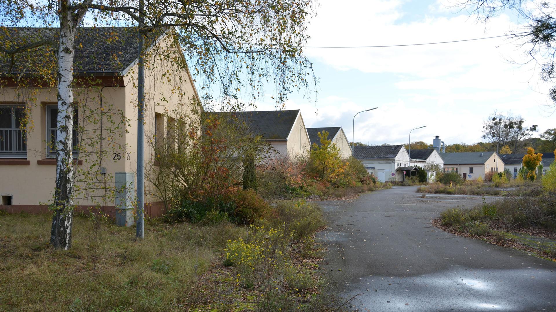 Verwaltungsgebäude stehen am 27.10.2017 auf dem Gelände der Pioneer-Kaserne in Hanau (Hessen) neben einer Starße. Die größte einst von der US-Armee genutzte Kaserne ist verlassen und verkommen. Die Stadt Hanau will das große Gebiet zu neuem Leben erwecken. In vier bis fünf Jahren soll hier ein Wohnquartier für 5000 Menschen entstehen. Verwaltungsgebäude stehen am 27.10.2017 auf dem Gelände der Pioneer-Kaserne in Hanau (Hessen) neben einer Starße. Die größte einst von der US-Armee genutzte Kaserne ist verlassen und verkommen. Die Stadt Hanau will das große Gebiet zu neuem Leben erwecken. In vier bis fünf Jahren soll hier ein Wohnquartier für 5000 Menschen entstehen. Verwaltungsgebäude stehen am 27.10.2017 auf dem Gelände der Pioneer-Kaserne in Hanau (Hessen) neben einer Starße. Die größte einst von der US-Armee genutzte Kaserne ist verlassen und verkommen. Die Stadt Hanau will das große Gebiet zu neuem Leben erwecken. In vier bis fünf Jahren soll hier ein Wohnquartier für 5000 Menschen entstehen. Verwaltungsgebäude stehen am 27.10.2017 auf dem Gelände der Pioneer-Kaserne in Hanau (Hessen) neben einer Starße. Die größte einst von der US-Armee genutzte Kaserne ist verlassen und verkommen. Die Stadt Hanau will das große Gebiet zu neuem Leben erwecken. In vier bis fünf Jahren soll hier ein Wohnquartier für 5000 Menschen entstehen.