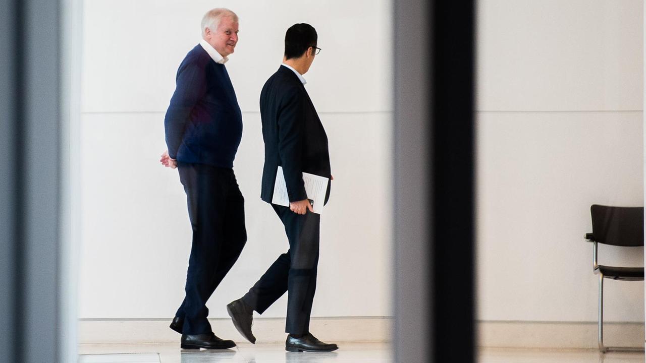 Der Bayerische Ministerpräsident Horst Seehofer (l, CSU) und Cem Özdemir, Bundesvorsitzender von Bündnis 90/Die Grünen, gehen am 07.11.2017 nach weiteren Sondierungsgesprächen von CDU, CSU, FDP und Bündnis 90/Die Grünen im Bundestag in Berlin. Der Bayerische Ministerpräsident Horst Seehofer (l, CSU) und Cem Özdemir, Bundesvorsitzender von Bündnis 90/Die Grünen, gehen am 07.11.2017 nach weiteren Sondierungsgesprächen von CDU, CSU, FDP und Bündnis 90/Die Grünen im Bundestag in Berlin.