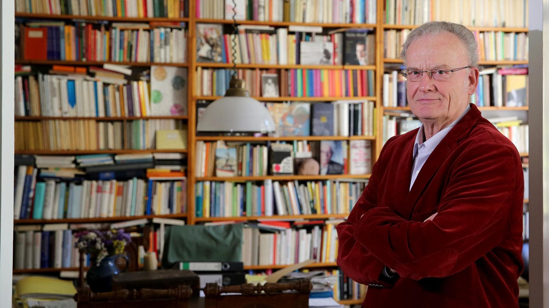 Der Theologe Friedrich Schorlemmer steht am 28.09.2015 in seinem Arbeitszimmer in Lutherstadt Wittenberg (Sachsen-Anhalt).