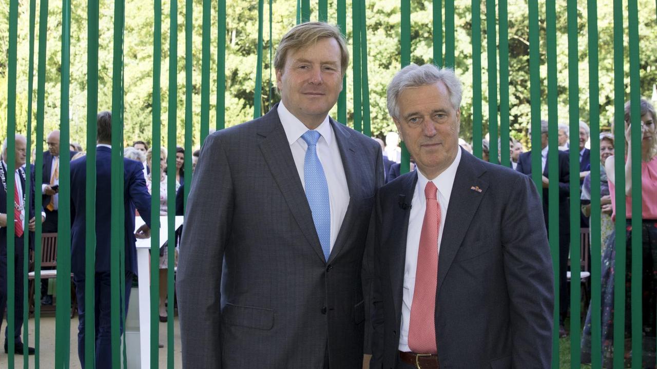 Der niederländische König Willem-Alexander posiert mit Joop van Caldenborgh für die Presse. Der niederländische König Willem-Alexander posiert mit Joop van Caldenborgh für die Presse.