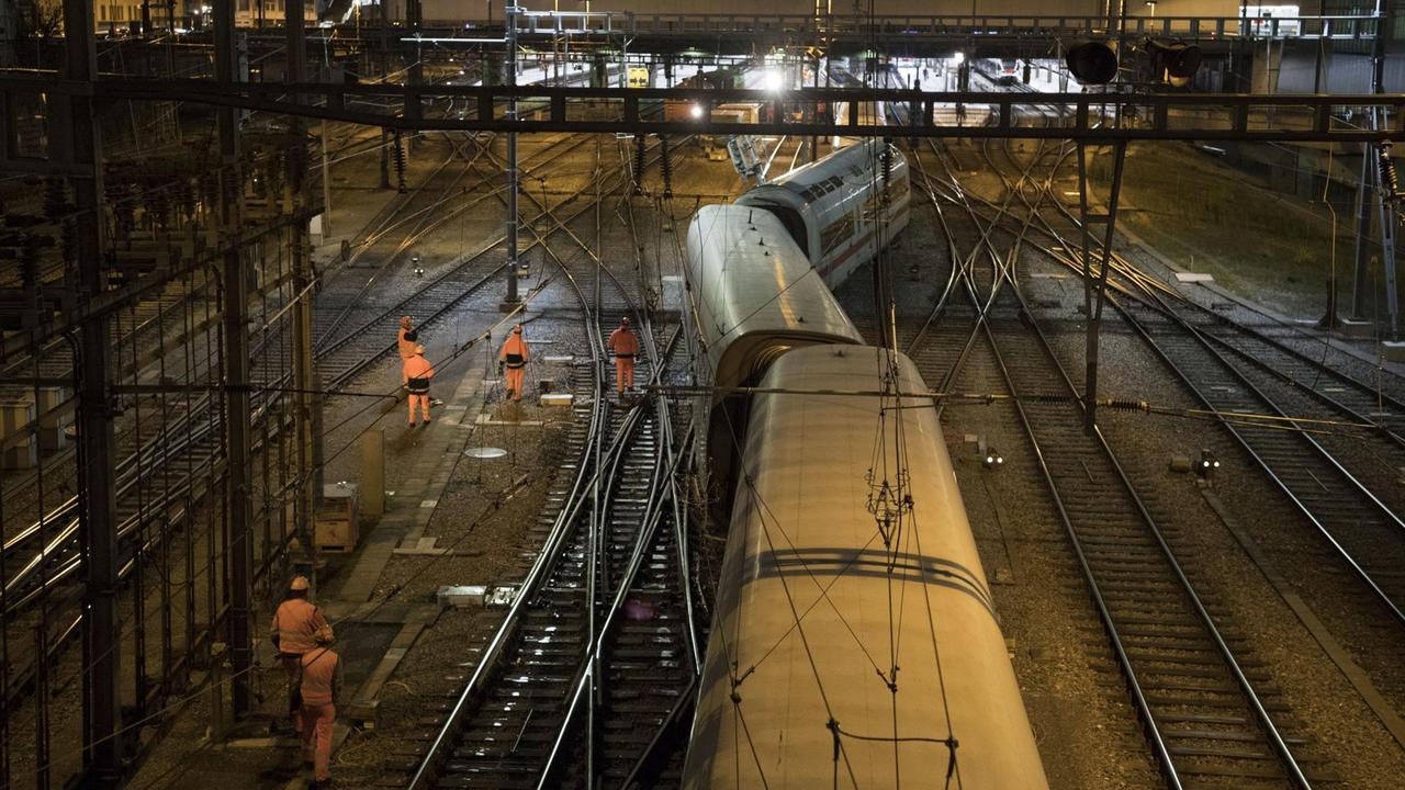 Ein teilweise entgleister ICE der Deutschen Bahn steht am 29.11.2017 im Einfahrtsbereich des Bahnhofs in Basel (Schweiz). Ein teilweise entgleister ICE der Deutschen Bahn steht am 29.11.2017 im Einfahrtsbereich des Bahnhofs in Basel (Schweiz).