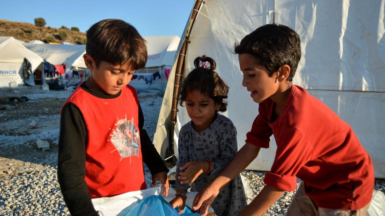 Momentaufnahme aus dem neuen Flüchtlingslager für Flüchtlinge und Migranten in Kara Tepe, auf der griechischen Insel Lesbos am 11. Oktober 2020. Flüchtlingscamp Kara Tepe *** Snapshot from the new refugee camp for refugees and migrants in Kara Tepe, on the Greek island of Lesbos on 11 October 2020 Refugee Camp Kara Tepe PUBLICATIONxNOTxINxGRE ANE5164509 Momentaufnahme aus dem neuen Flüchtlingslager für Flüchtlinge und Migranten in Kara Tepe, auf der griechischen Insel Lesbos am 11. Oktober 2020. Flüchtlingscamp Kara Tepe *** Snapshot from the new refugee camp for refugees and migrants in Kara Tepe, on the Greek island of Lesbos on 11 October 2020 Refugee Camp Kara Tepe PUBLICATIONxNOTxINxGRE ANE5164509