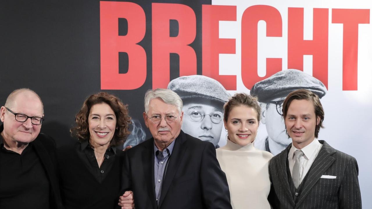 Regisseur Heinrich Breloer (Mitte) mit den Schauspielern (von links) Burghart Klaussner, Adele Neuhauser, Mala Emde und Tom Schillingbei einem Fototermin zu dem Doku-Drama "Brecht" Regisseur Heinrich Breloer (Mitte) mit den Schauspielern (von links) Burghart Klaussner, Adele Neuhauser, Mala Emde und Tom Schillingbei einem Fototermin zu dem Doku-Drama "Brecht"