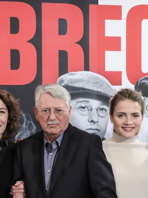 Regisseur Heinrich Breloer (Mitte) mit den Schauspielern (von links) Burghart Klaussner, Adele Neuhauser, Mala Emde und Tom Schillingbei einem Fototermin zu dem Doku-Drama "Brecht"