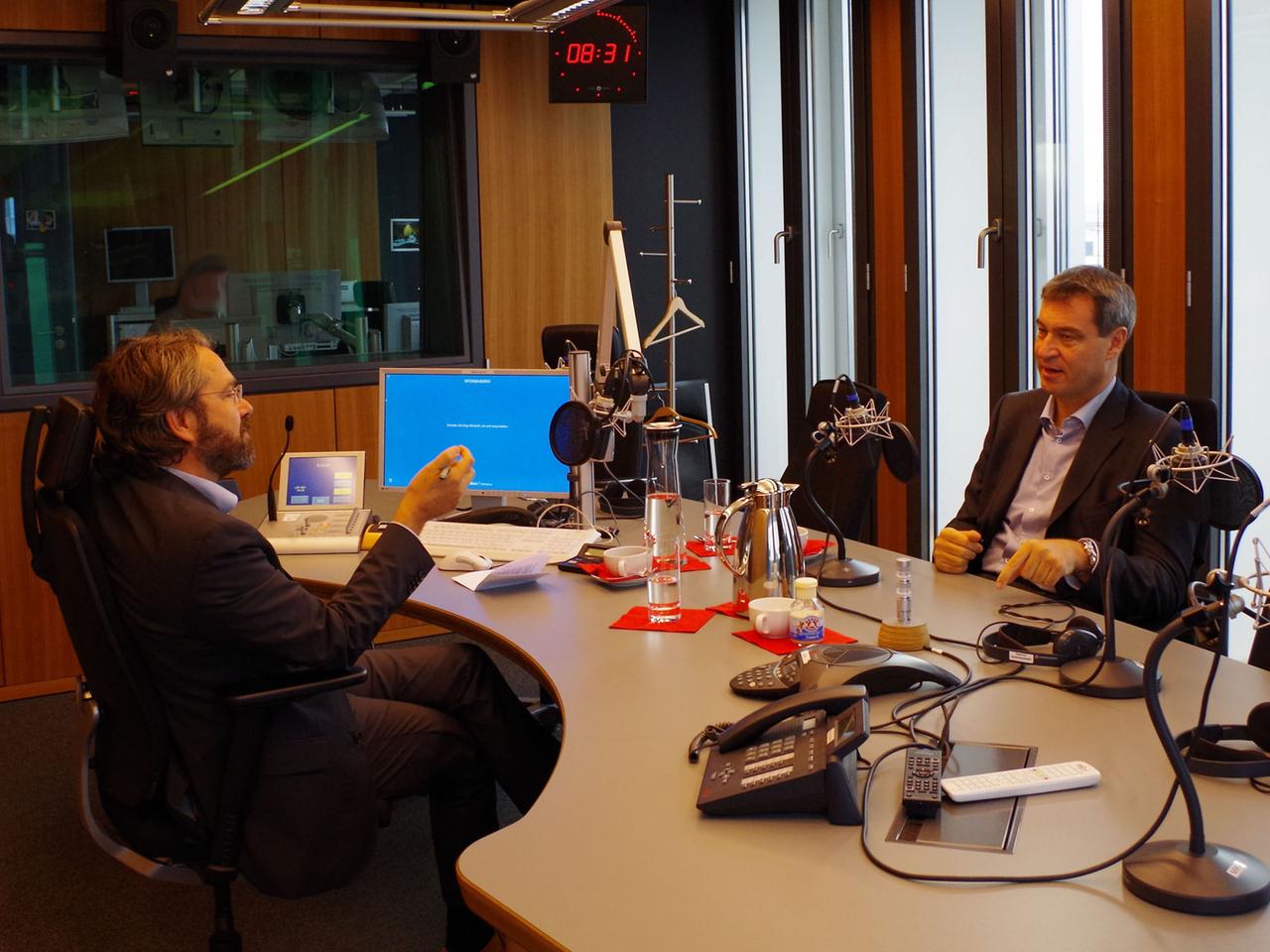 Stephan Detjen im Gespräch mit Dr. Markus Söder (CSU) im Studio.