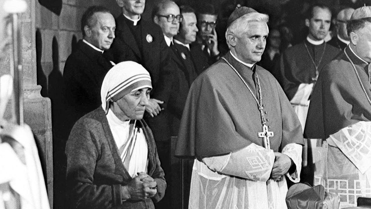 Joseph Kardinal Ratzinger zusammen mit Mutter Teresa auf dem Katholikentag 1978 Joseph Kardinal Ratzinger zusammen mit Mutter Teresa auf dem Katholikentag 1978
