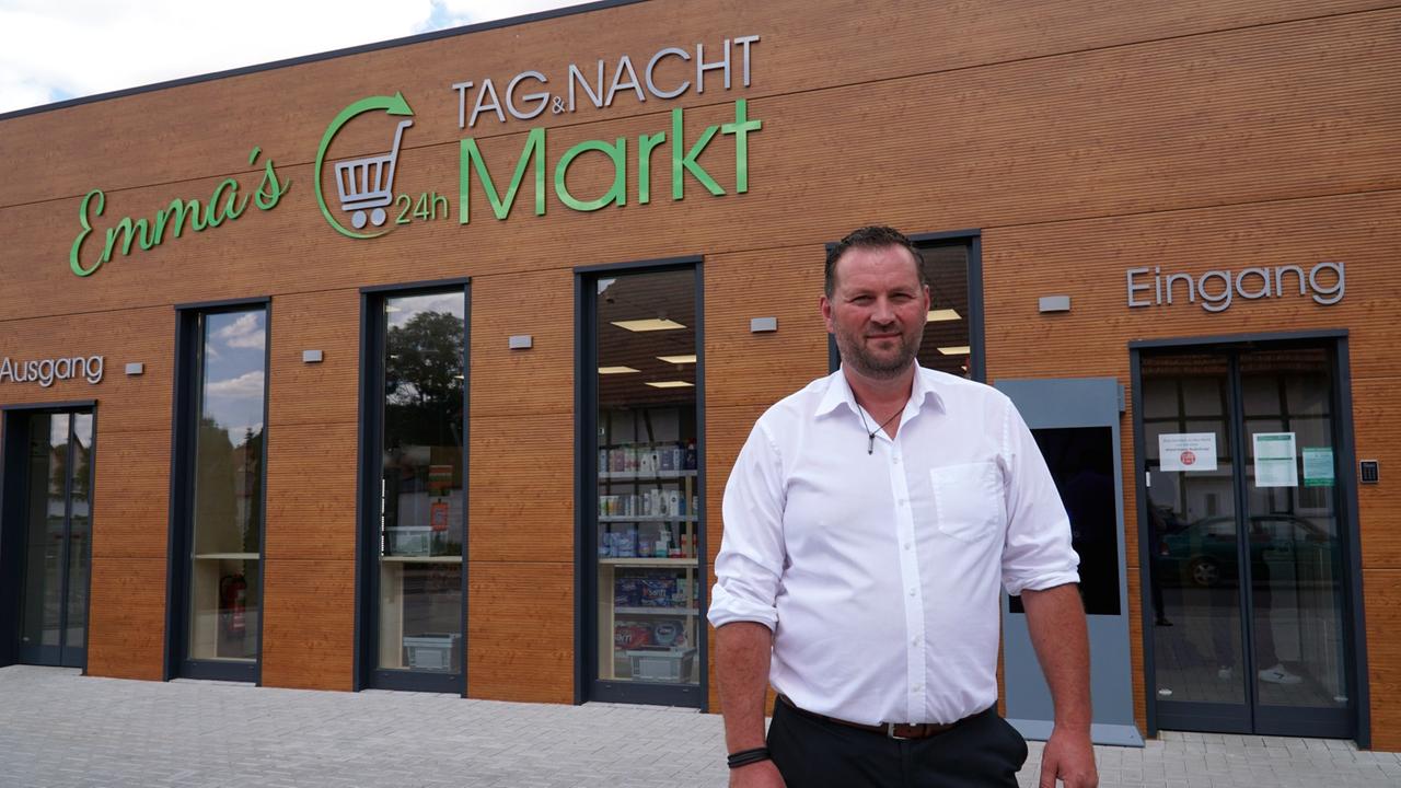 Geschäftsführer Mario Demange* vor dem Tag- und Nacht-Markt in Altengottern, Thüringen.