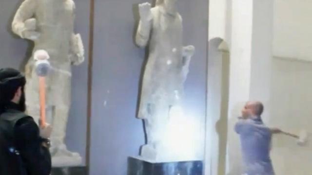 Zwei IS-Anhänger schlagen mit Hämmern auf eine Statue ein, laut IS im Museum in Mossul