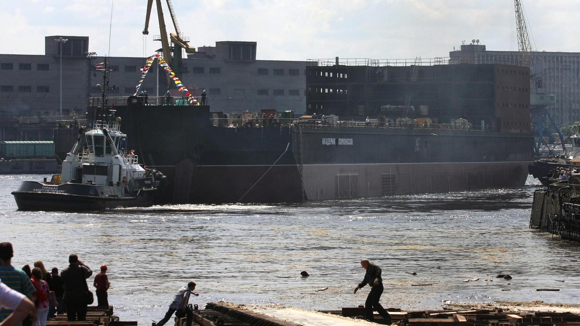 Die Akademik Lomonosov 1 wurde 2010 in St. Petersburg vom Stapel gelassen. Die Akademik Lomonosov 1 wurde 2010 in St. Petersburg vom Stapel gelassen.