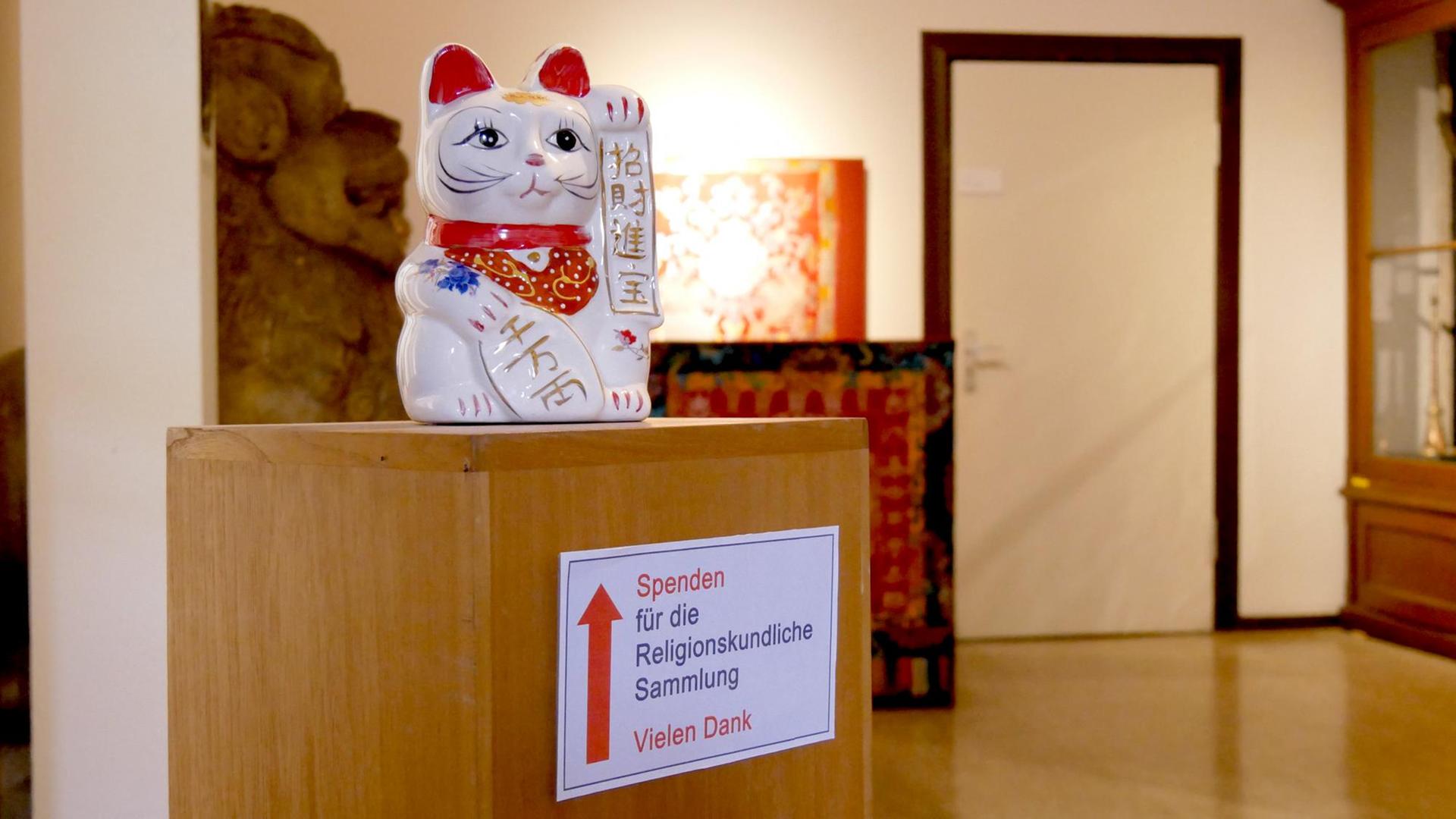 Eine japanische Winkekatze - bringt Glück, will Geld Eine japanische Winkekatze - bringt Glück, will Geld