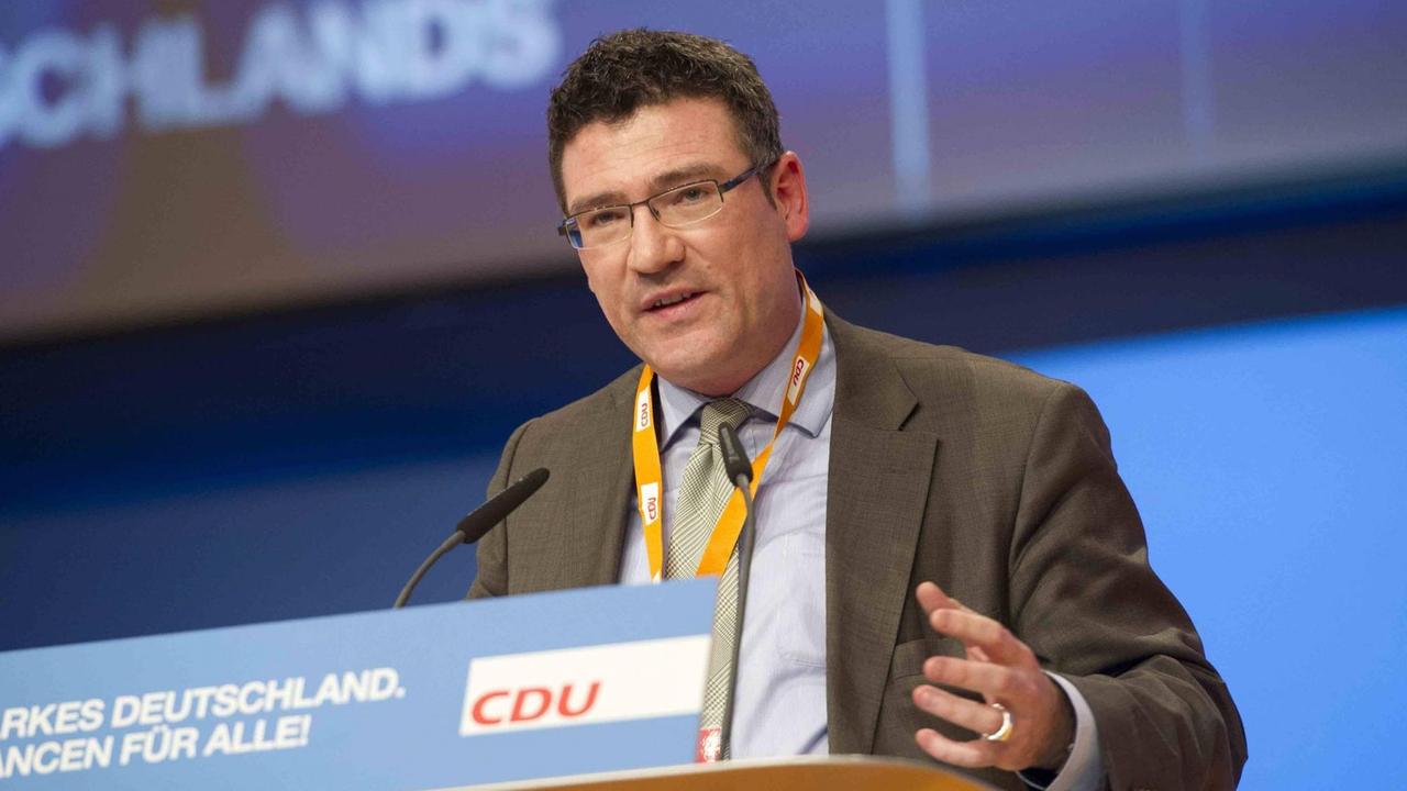 Der CDU-Politiker Stefan Kaufmann hält auf einem CDU-Bundesparteitag in Hannover eine Rede. Der CDU-Politiker Stefan Kaufmann hält auf einem CDU-Bundesparteitag in Hannover eine Rede.