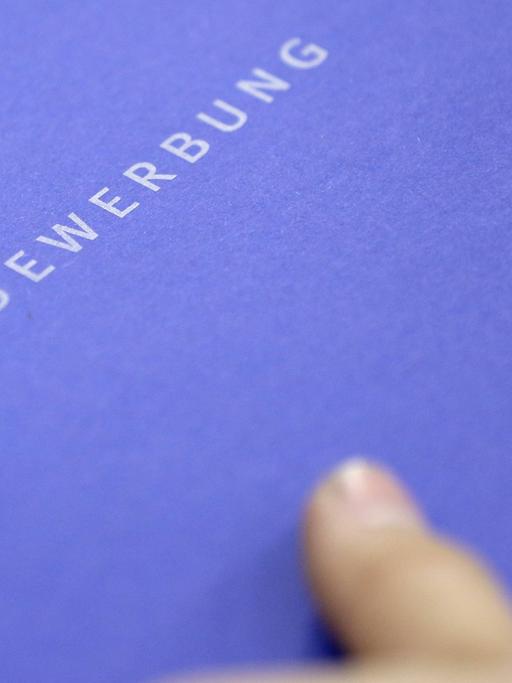 Eine blaue Bewerbungsmappe mit dem Schriftzug Bewerbung