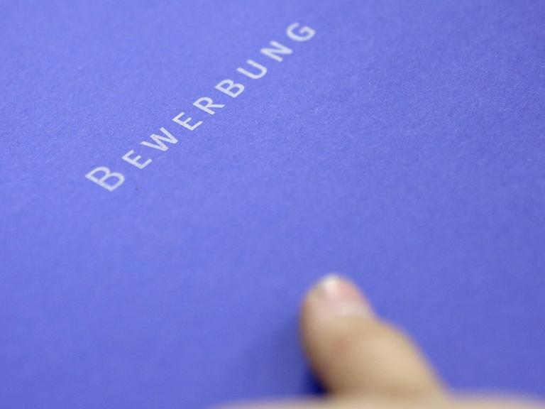 Eine blaue Bewerbungsmappe mit dem Schriftzug Bewerbung