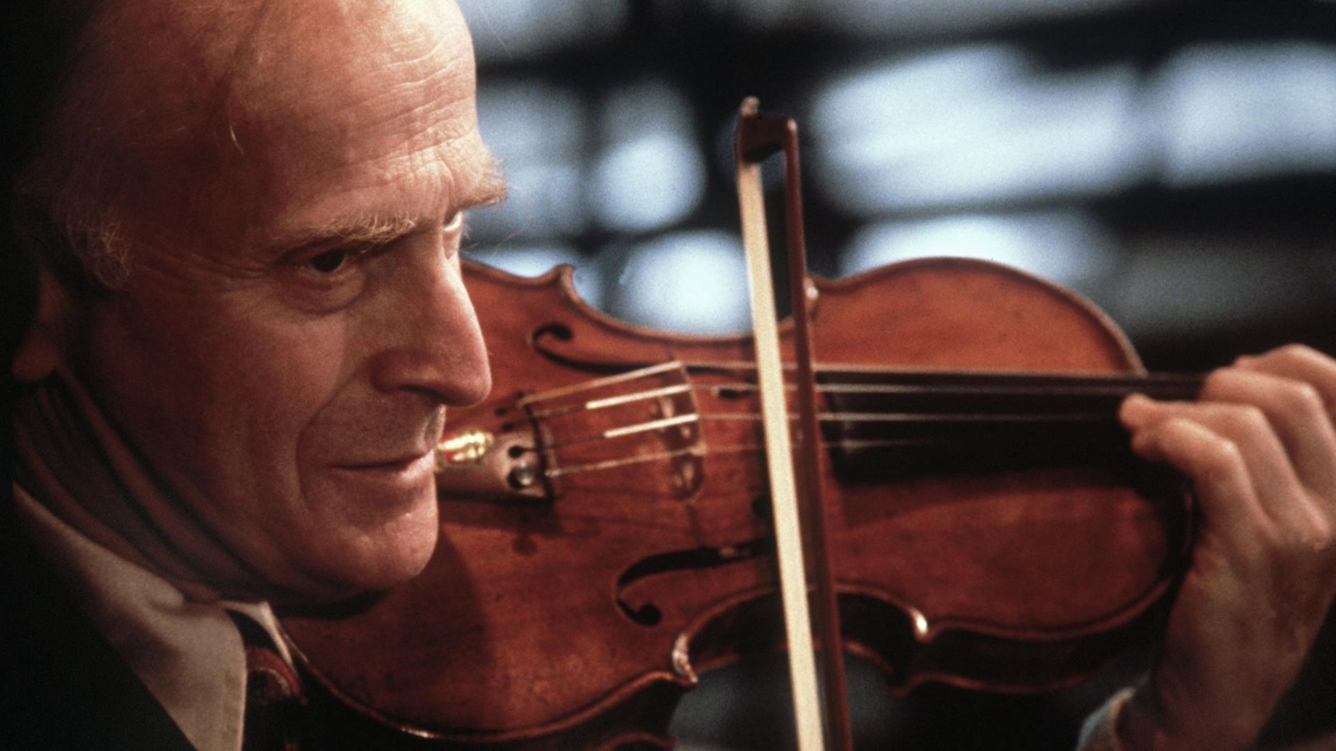 Der Geigenvirtuose Yehudi Menuhin (1916 - 1999) bei einem Auftritt im März 1979 Der Geigenvirtuose Yehudi Menuhin (1916 - 1999) bei einem Auftritt im März 1979