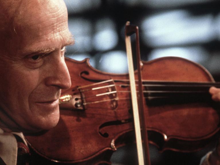 Der Geigenvirtuose Yehudi Menuhin (1916 - 1999) bei einem Auftritt im März 1979