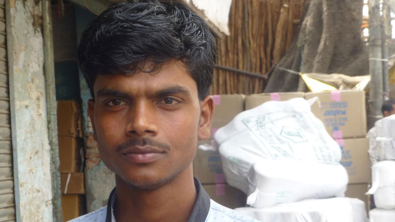 Der 21-jährige Bhagirath sucht Jobs auf dem Markt für Wanderarbeiter in Old Delhi. Der 21-jährige Bhagirath sucht Jobs auf dem Markt für Wanderarbeiter in Old Delhi.