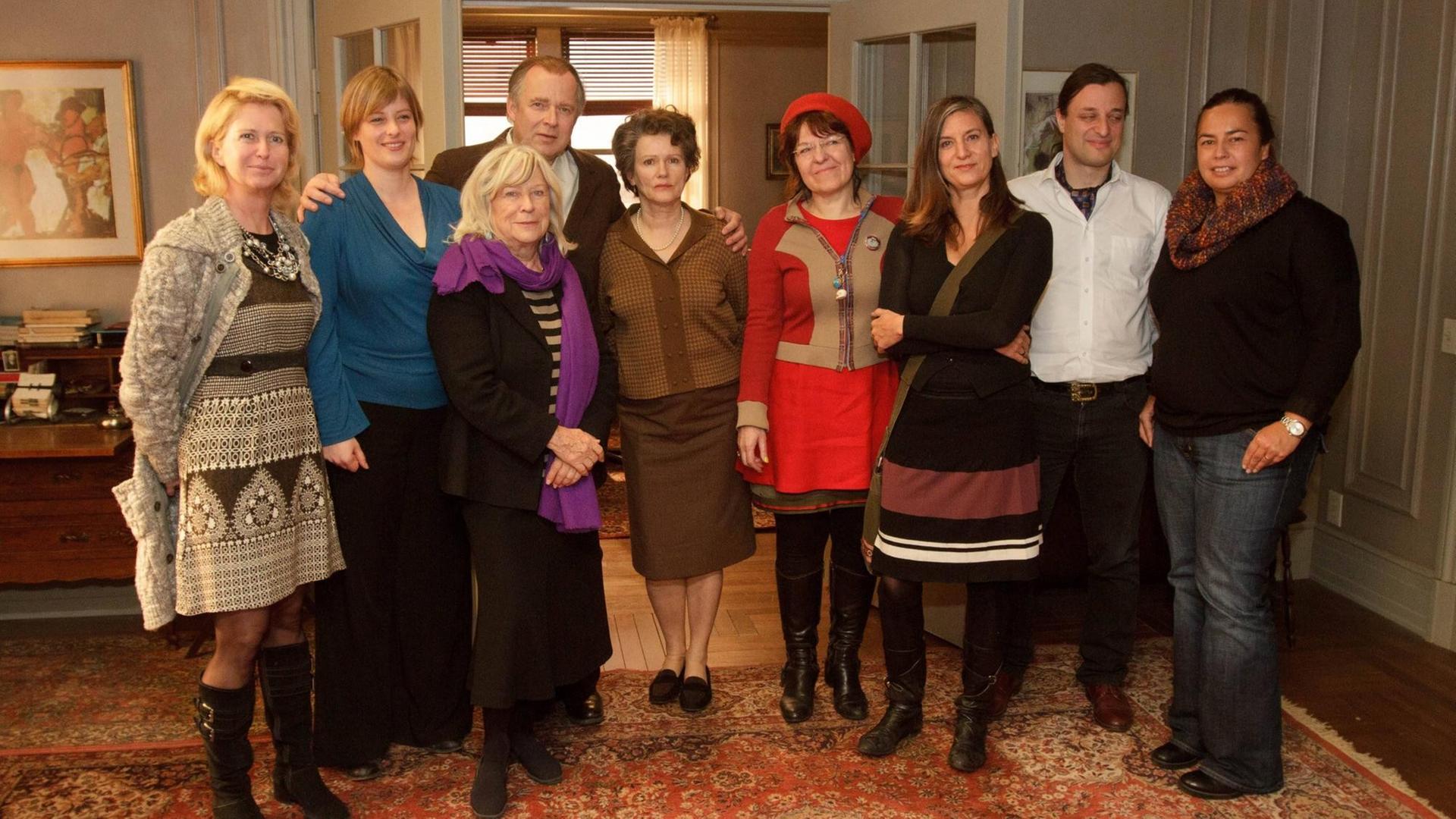 Das Set von "Hannah Arendt", v.l.n.r: Karin SCHOCKWEILER (Film Fund Luxemburg), Bettina BROKEMPER (Produzentin Heimatfilm), Margarethe VON TROTTA (Regisseurin), Axel MILBERG (Darsteller), Barbara SUKOWA (Darstellerin), Bady MINCK (Minotaurus Film - Co-Produzenten), Dr. Cornelia ACKERS (BR), Alexander DUMREICHER-IVANCEANU (Minotaurus Film - Co-Produzenten), Francoise LENTZ (Film Fund Luxemburg) Das Set von "Hannah Arendt", v.l.n.r: Karin SCHOCKWEILER (Film Fund Luxemburg), Bettina BROKEMPER (Produzentin Heimatfilm), Margarethe VON TROTTA (Regisseurin), Axel MILBERG (Darsteller), Barbara SUKOWA (Darstellerin), Bady MINCK (Minotaurus Film - Co-Produzenten), Dr. Cornelia ACKERS (BR), Alexander DUMREICHER-IVANCEANU (Minotaurus Film - Co-Produzenten), Francoise LENTZ (Film Fund Luxemburg)