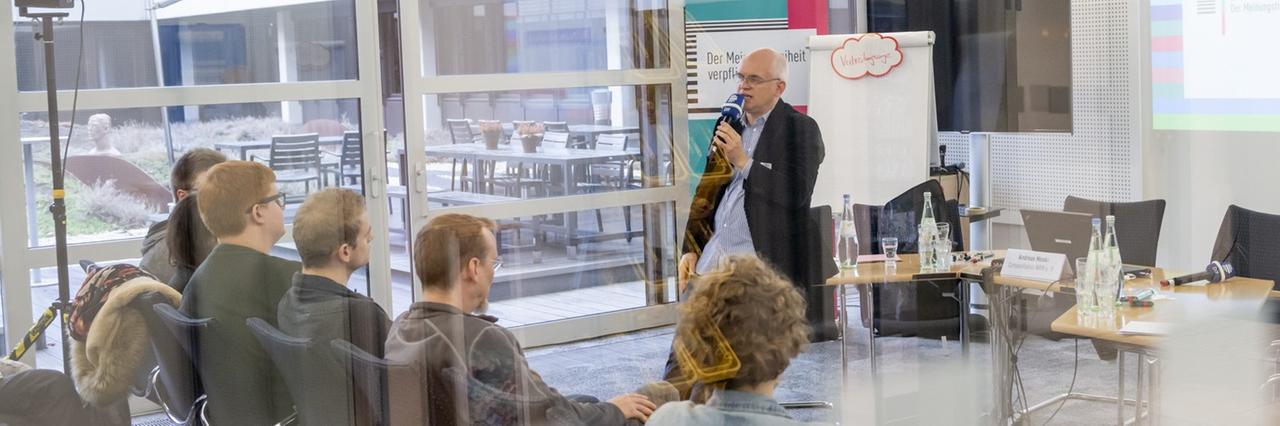 Wer Campusfunk macht, muss immer auch an die nachrückende Generation von Radiomachern denken, meint Andreas Meske vom Verein CampusRadios NRW e.V. Wer Campusfunk macht, muss immer auch an die nachrückende Generation von Radiomachern denken, meint Andreas Meske vom Verein CampusRadios NRW e.V.