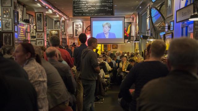 Gäste schauen am 03.09.2017 in Berlin in der "Ständigen Vertretung" das TV-Duell zwischen Bundeskanzlerin Merkel und dem SPD-Kandidaten Schulz.