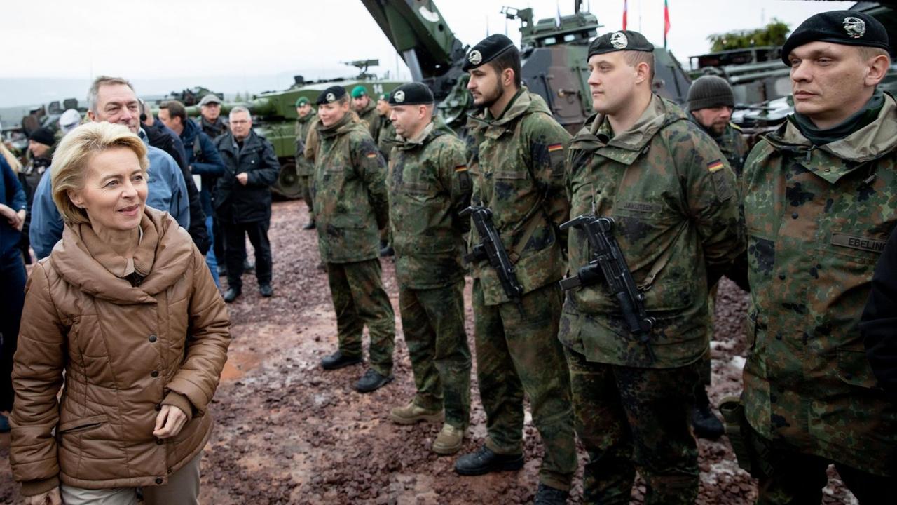 Bundesverteidigungsministerin Ursula von der Leyen besucht mit ihrem norwegischer Amtskollege Frank Bakke-Jensen die multinationalen Truppen bei dem Nato-Manöver Trident Juncture. Bundesverteidigungsministerin Ursula von der Leyen besucht mit ihrem norwegischer Amtskollege Frank Bakke-Jensen die multinationalen Truppen bei dem Nato-Manöver Trident Juncture.