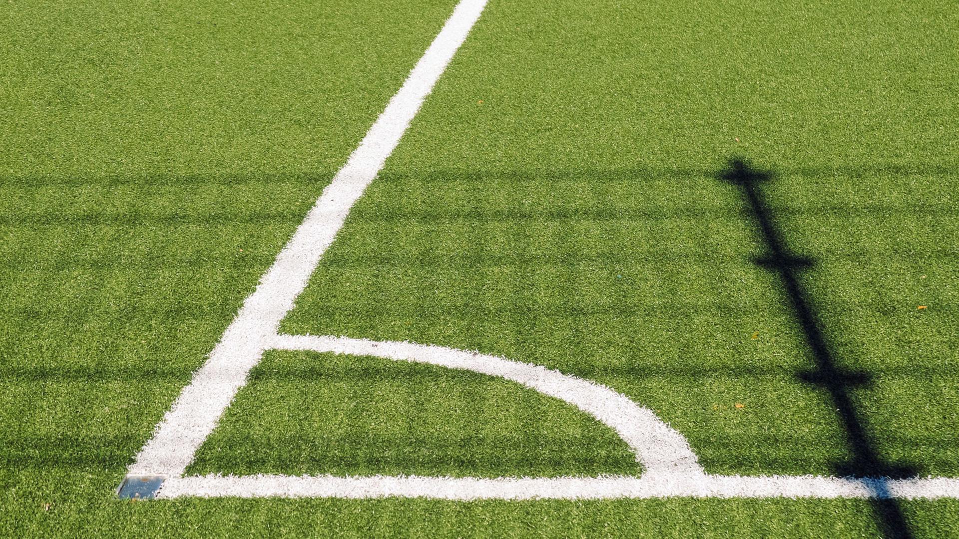 Die Eckmarkierung auf dem Rasen eines Fußballfeldes Die Eckmarkierung auf dem Rasen eines Fußballfeldes