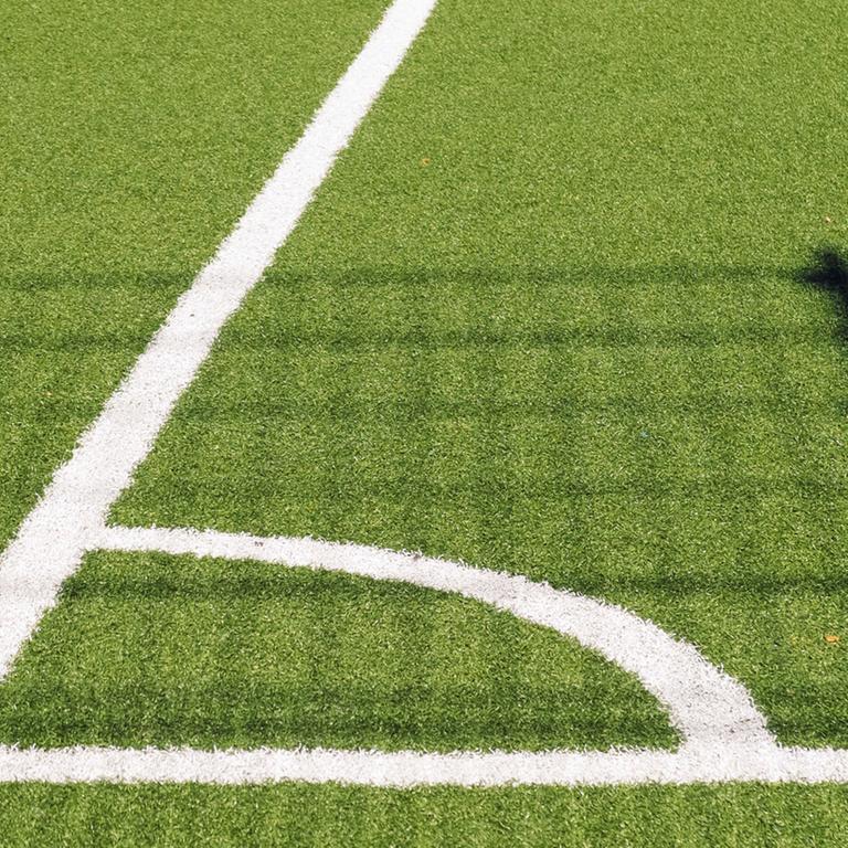Die Eckmarkierung auf dem Rasen eines Fußballfeldes