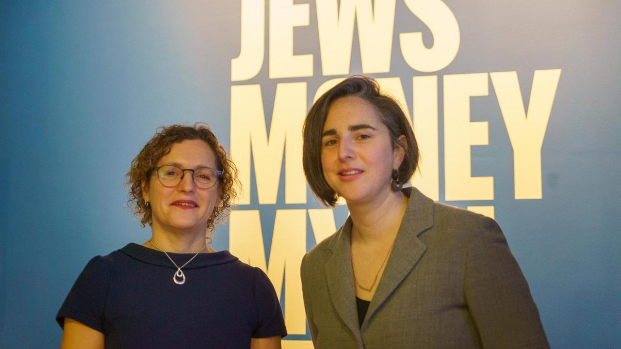 Museumsleiterin Abigail Morris (links) mit Kuratorin Joanne Rosenthal in der Ausstellung "Jews, Money, Myth" im Jüdischen Museum London Museumsleiterin Abigail Morris (links) mit Kuratorin Joanne Rosenthal in der Ausstellung "Jews, Money, Myth" im Jüdischen Museum London