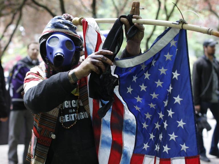 Demonstrant schwenkt eine US-Flagge während einer White-pride-Demonstration in Portland.