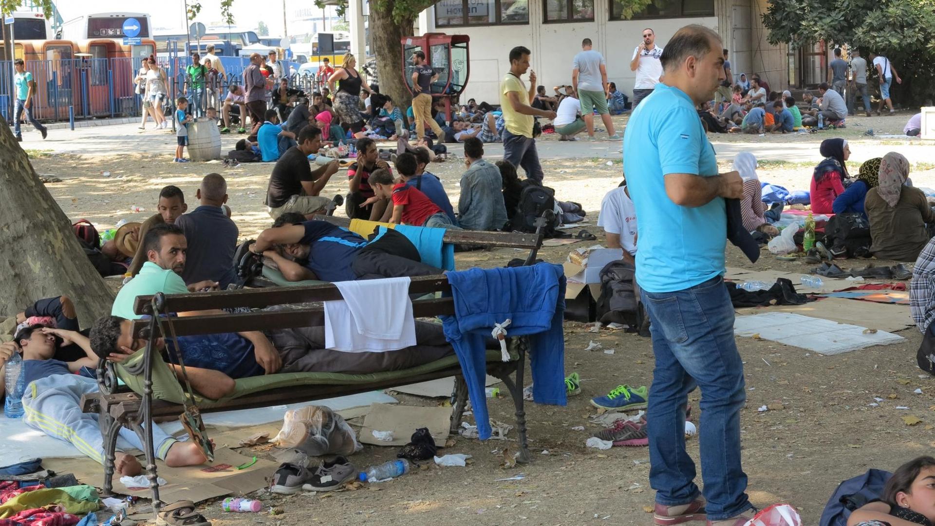 Flüchtlinge warten auf Möglichkeiten der Weiterreise und campieren am Busbahnhof in Belgrad. Flüchtlinge warten auf Möglichkeiten der Weiterreise und campieren am Busbahnhof in Belgrad.